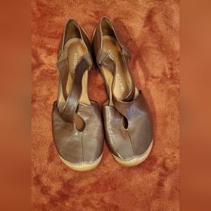 BROWN LEATHER FLATS/SANDALS